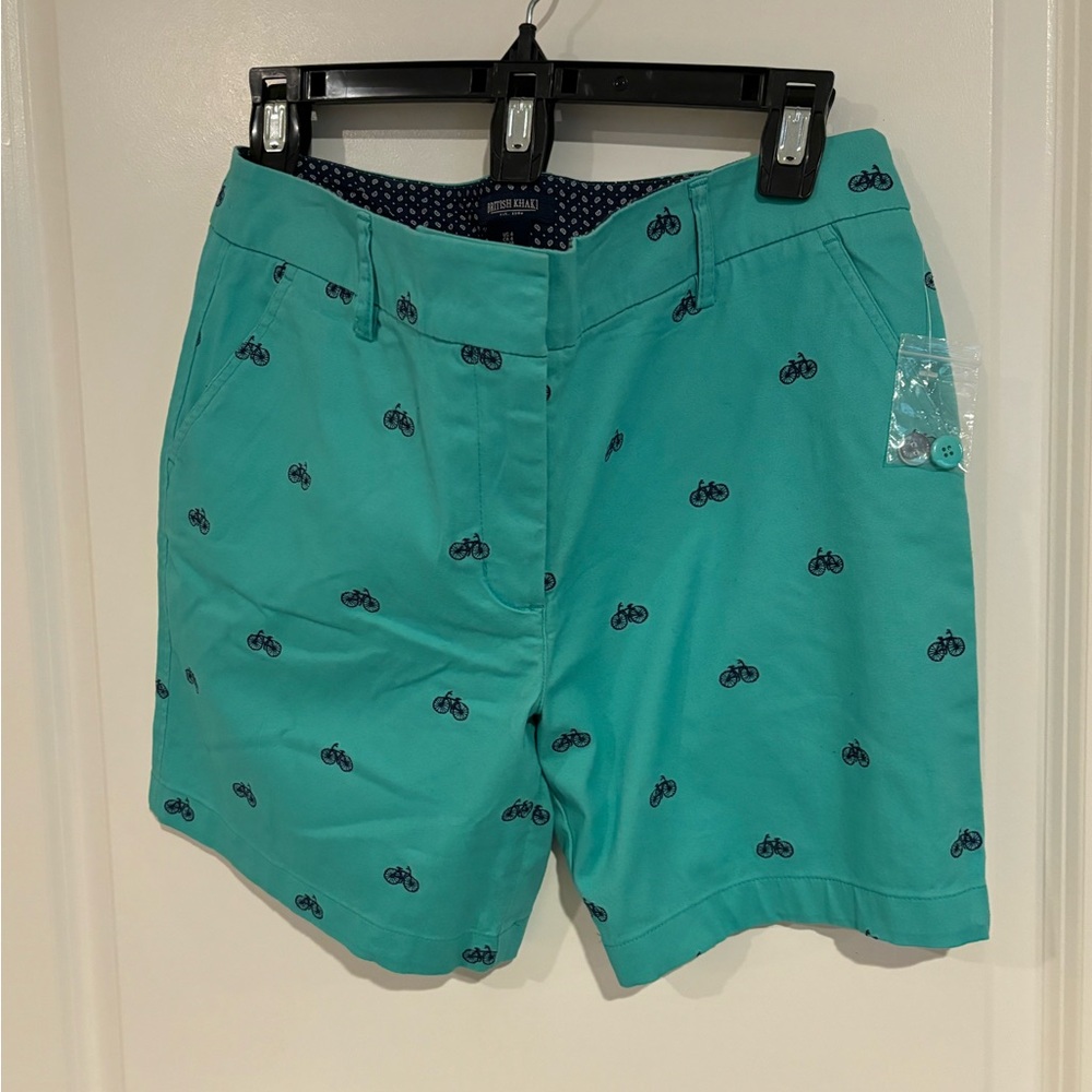 NWT Woman’s British Khaki shorts with embroidered  bicycles, Size 6